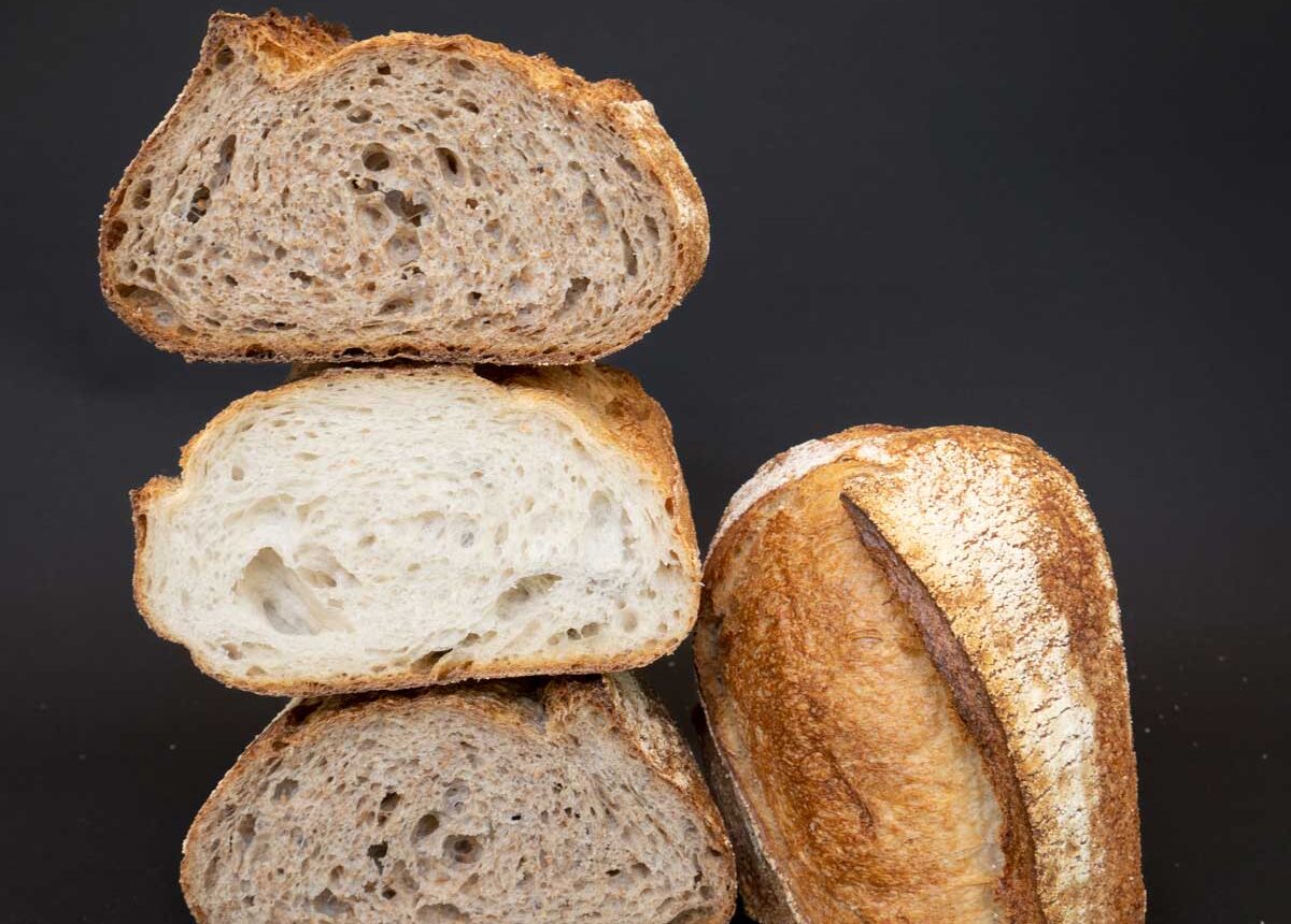 Doorsnede wit en bruin brood gestapeld op elkaar