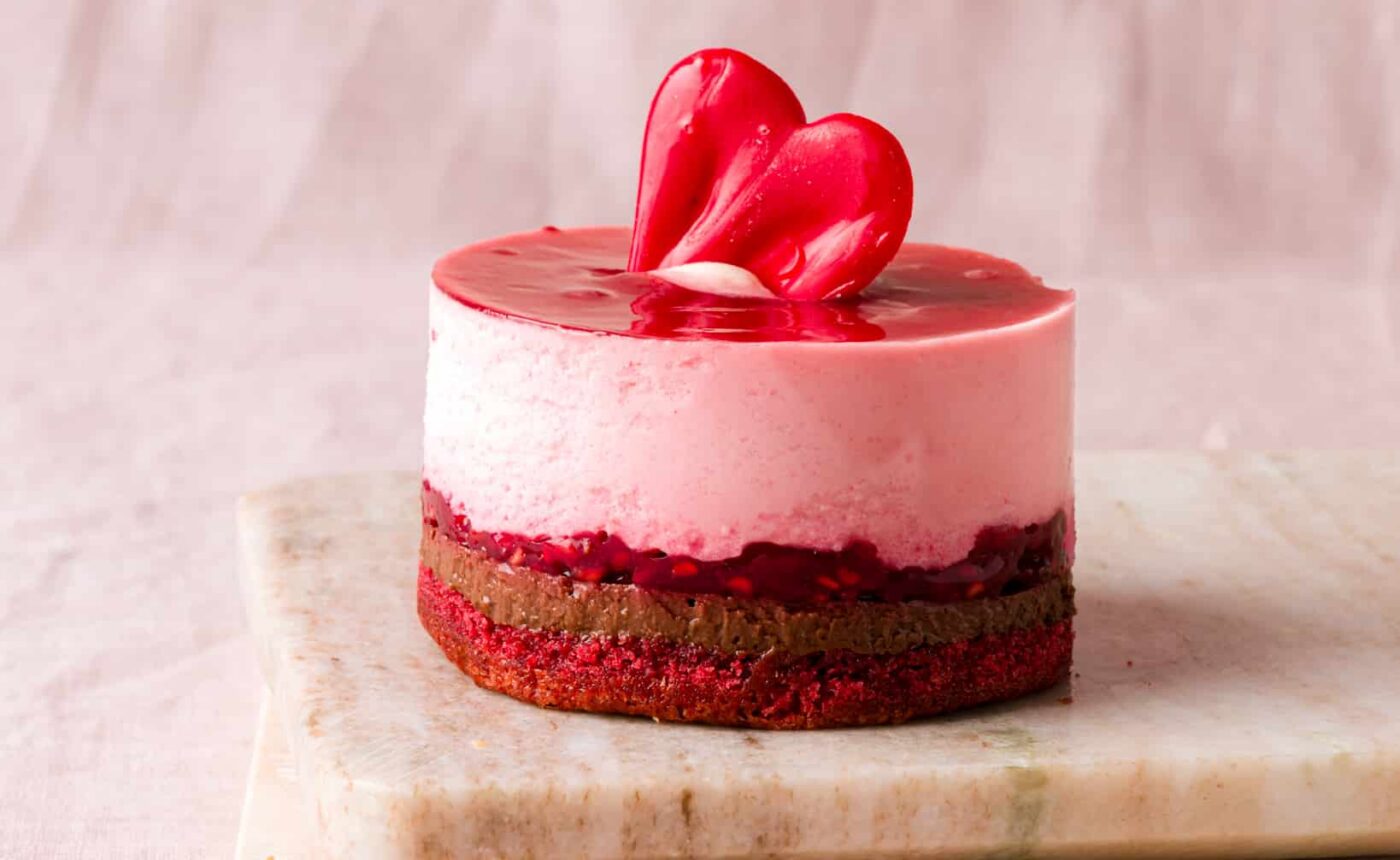 Valentijn gebakje met frambozen en red velvet