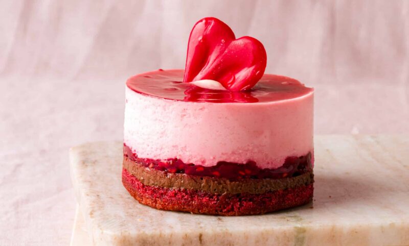een luxe gelaagd gebakje met roze en rode kleuren