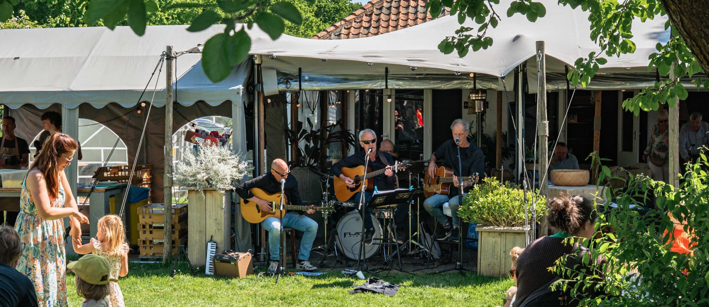 een bandje die op treed in de zon